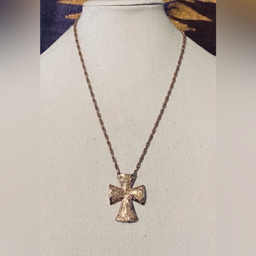 Vintage Gold-Tone Sarah Coventry Cross Pendant necklace